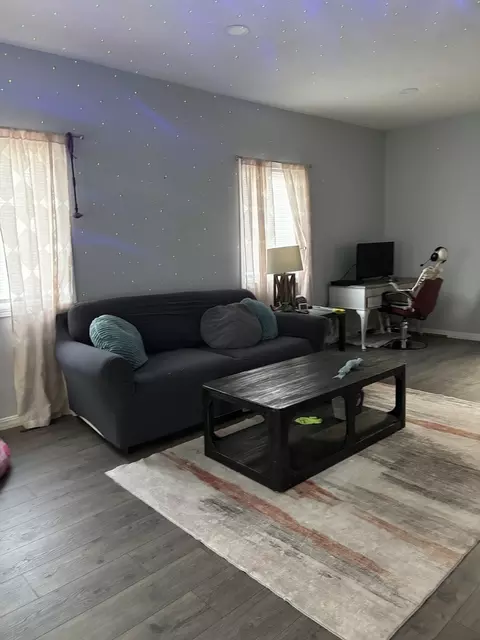 Living - 526 E Smith St, Benton, IL 62812 photo 1 of 3