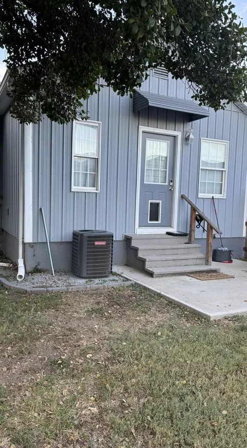 Exterior - 526 E Smith St, Benton, IL 62812 photo 2 of 3