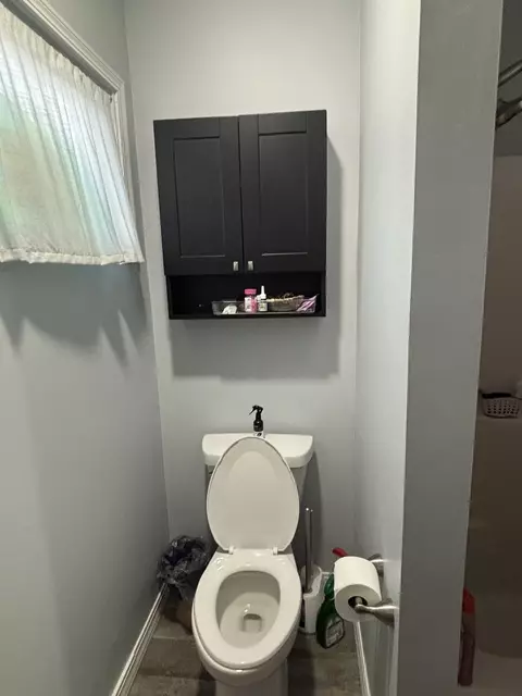 Bath - 526 E Smith St, Benton, IL 62812 photo 1 of 3