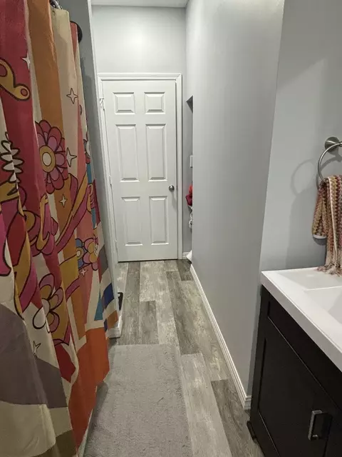 Bath - 526 E Smith St, Benton, IL 62812 photo 3 of 3