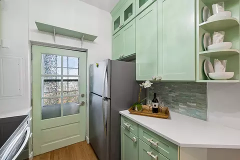 Kitchen - 846 W Cornelia Ave #202, Chicago, IL 60657 photo 2 of 3