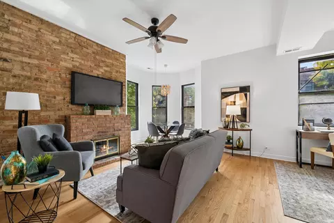 Living - 846 W Cornelia Ave #202, Chicago, IL 60657 photo 1 of 4