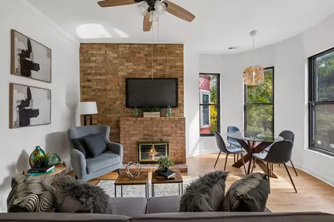 Living - 846 W Cornelia Ave #202, Chicago, IL 60657 photo 2 of 4