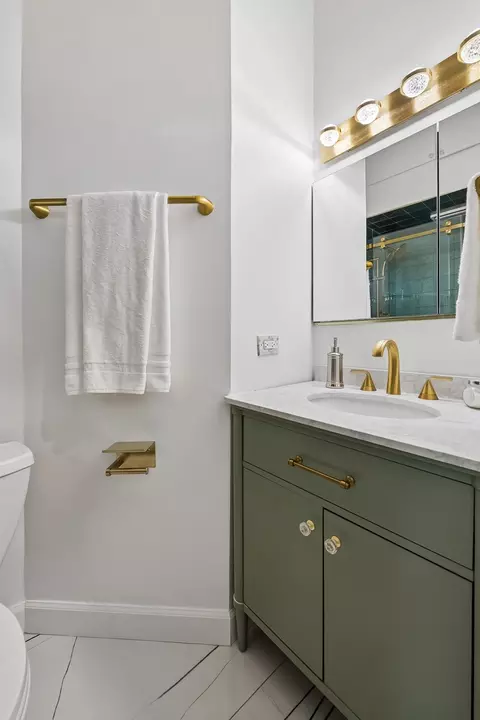 Bath - 846 W Cornelia Ave #202, Chicago, IL 60657 photo 2 of 2