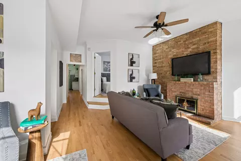 Living - 846 W Cornelia Ave #202, Chicago, IL 60657 photo 3 of 4