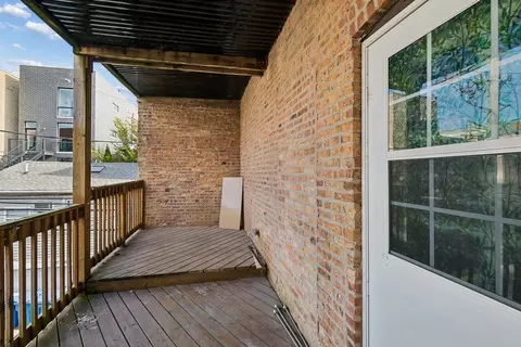 Exterior - 846 W Cornelia Ave #202, Chicago, IL 60657 photo 3 of 3