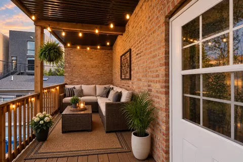 Exterior - 846 W Cornelia Ave #202, Chicago, IL 60657 photo 2 of 3