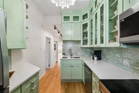 Kitchen - 846 W Cornelia Ave #202, Chicago, IL 60657 photo 3 of 3