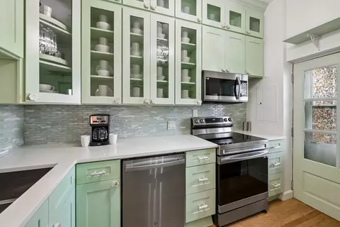 Kitchen - 846 W Cornelia Ave #202, Chicago, IL 60657 photo 1 of 3