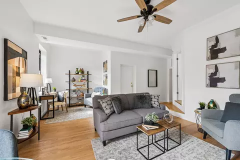 Living - 846 W Cornelia Ave #202, Chicago, IL 60657 photo 4 of 4