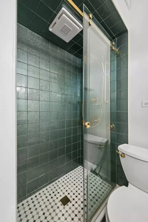 Bath - 846 W Cornelia Ave #202, Chicago, IL 60657 photo 1 of 2