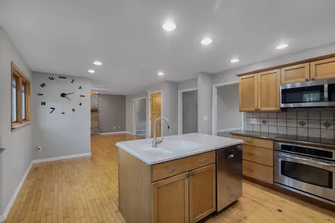 Kitchen - 697 Fox Holw, Dekalb, IL 60115 photo 3 of 5