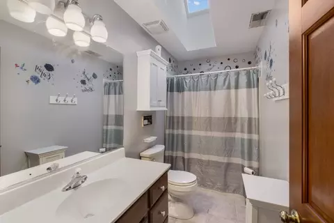 Bath - 697 Fox Holw, Dekalb, IL 60115 photo 3 of 4