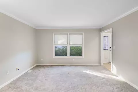 Living - 697 Fox Holw, Dekalb, IL 60115 photo 2 of 8