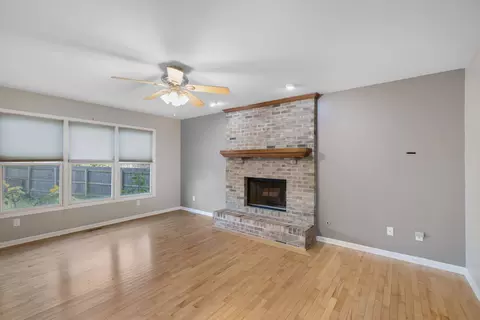Living - 697 Fox Holw, Dekalb, IL 60115 photo 4 of 8