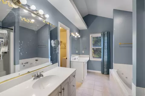 Bath - 697 Fox Holw, Dekalb, IL 60115 photo 1 of 4
