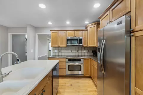 Kitchen - 697 Fox Holw, Dekalb, IL 60115 photo 4 of 5