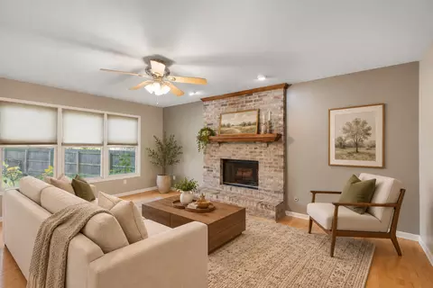 Living - 697 Fox Holw, Dekalb, IL 60115 photo 6 of 8
