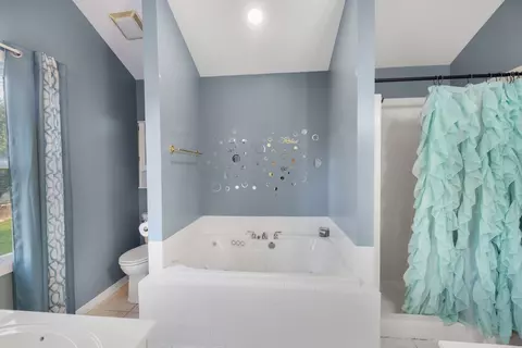 Bath - 697 Fox Holw, Dekalb, IL 60115 photo 2 of 4