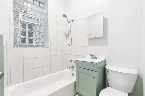 Bath - 6344 S Eberhart Ave, Chicago, IL 60637 photo 1 of 3