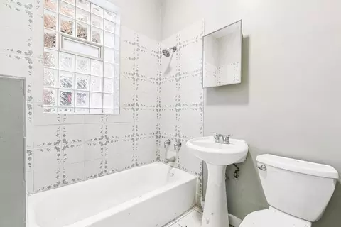 Bath - 6344 S Eberhart Ave, Chicago, IL 60637 photo 3 of 3