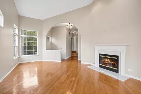 Living - 256 Prairie View Ln, Wheeling, IL 60090 photo 3 of 7