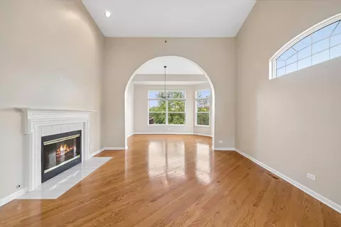 Living - 256 Prairie View Ln, Wheeling, IL 60090 photo 2 of 7