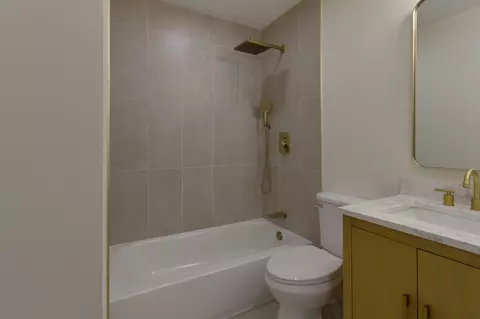 Bath - 829 Evergreen St, Wheaton, IL 60187 photo 3 of 6