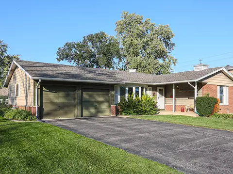660 Magnolia Ln, Elk Grove Village, IL 60007