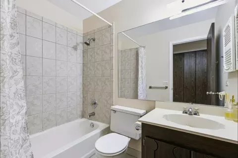 Bath - 1152 Middlebury Ln #A2, Wheeling, IL 60090 photo 2 of 2