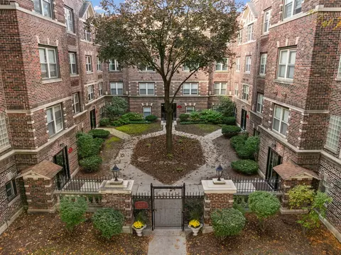 30 6th Ave #2F, La Grange, IL 60525