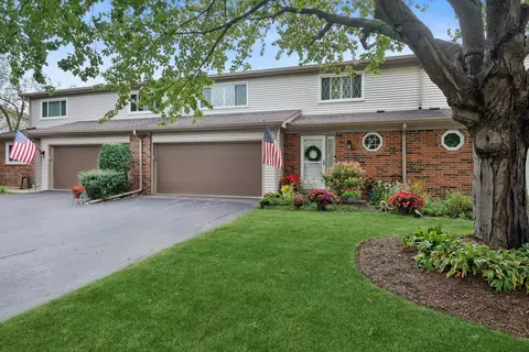 1251 Briarwood Ln, Libertyville, IL 60048