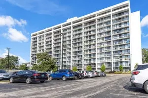 2005 S Finley Rd #705, Lombard, IL 60148