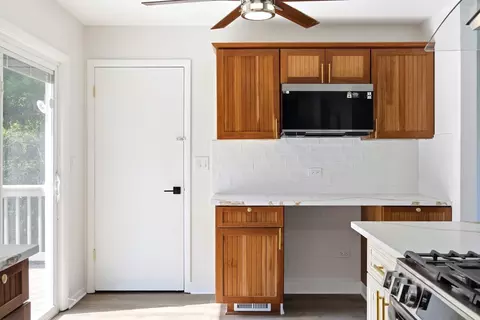 Kitchen - 1175 Royal Blvd, Elgin, IL 60123 photo 2 of 4