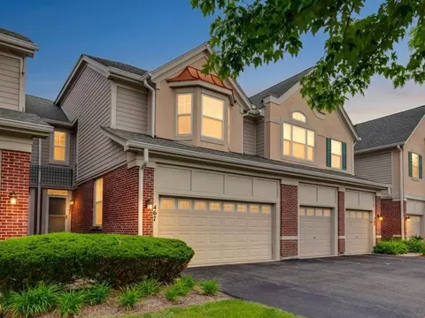 467 Pine Lake Cir, Vernon Hills, IL 60061