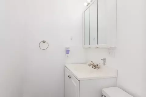 Bath - 9250 Noel Ave #1A, Des Plaines, IL 60016 photo 1 of 2
