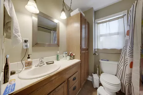 Bath - 656 South St, Elgin, IL 60123 photo 1 of 4
