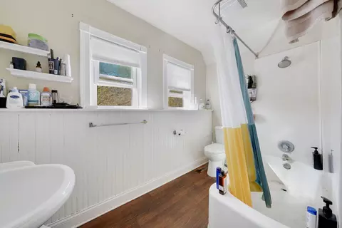 Bath - 656 South St, Elgin, IL 60123 photo 2 of 4