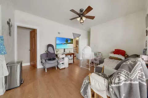 Living - 656 South St, Elgin, IL 60123 photo 2 of 4