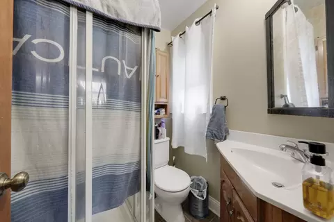 Bath - 656 South St, Elgin, IL 60123 photo 4 of 4