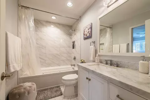 Bath - 307 Catalpa Ave, Itasca, IL 60143 photo 1 of 2