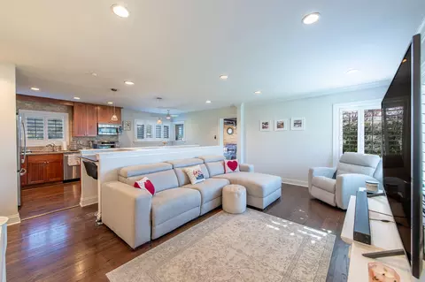 Living - 307 Catalpa Ave, Itasca, IL 60143 photo 1 of 3