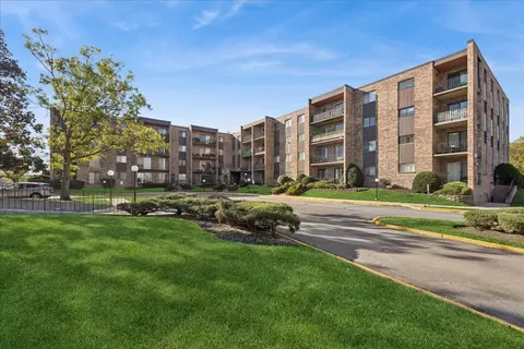 625 W Huntington Commons Rd #405, Mount Prospect, IL 60056