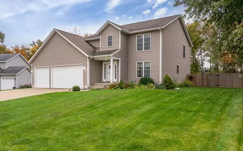 5619 Buckhorn Ln, Davenport, IA 52802