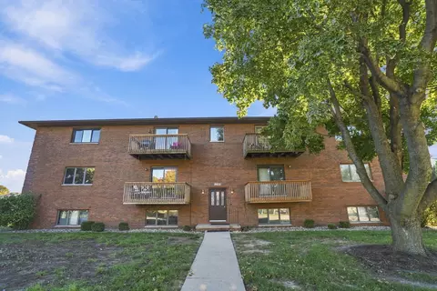 4195 Fairview Dr #8, Bettendorf, IA 52722