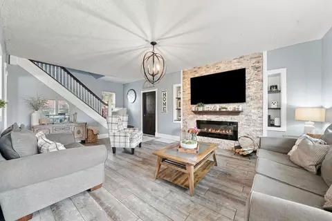 Living - 660 3rd Ave, Joliet, IL 60433 photo 2 of 2