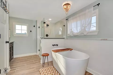 Bath - 303 E Prospect Ave, Ottawa, IL 61350 photo 2 of 5
