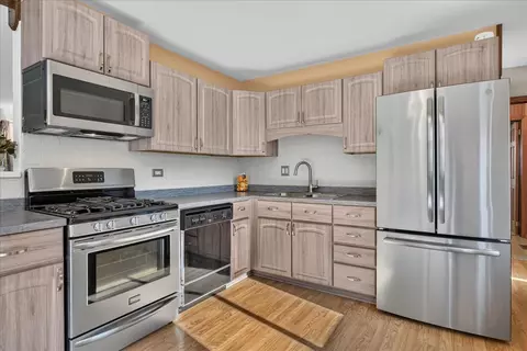 Kitchen - 137 Saint Armand Ln, Wheeling, IL 60090 photo 3 of 3