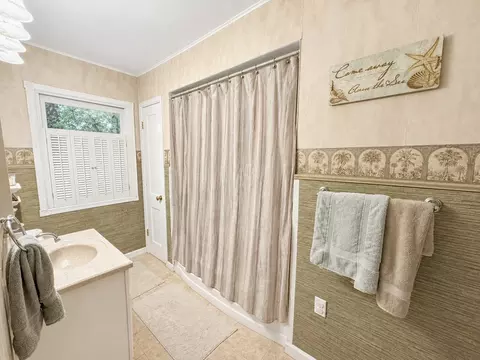 Bath - 116 Liberty St, Walnut, IL 61376 photo 2 of 3