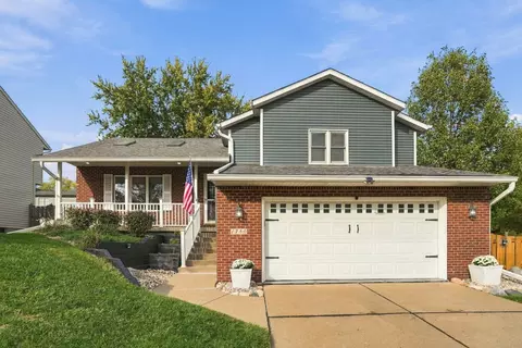 1760 Queens Dr, Bettendorf, IA 52722